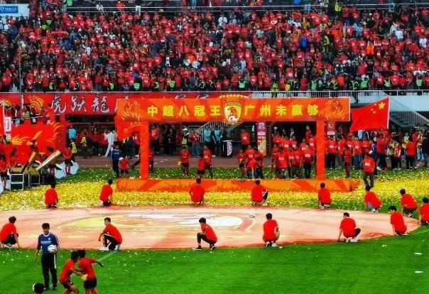 关于足球比赛激扬情怀，球迷热血欢呼雀跃的信息