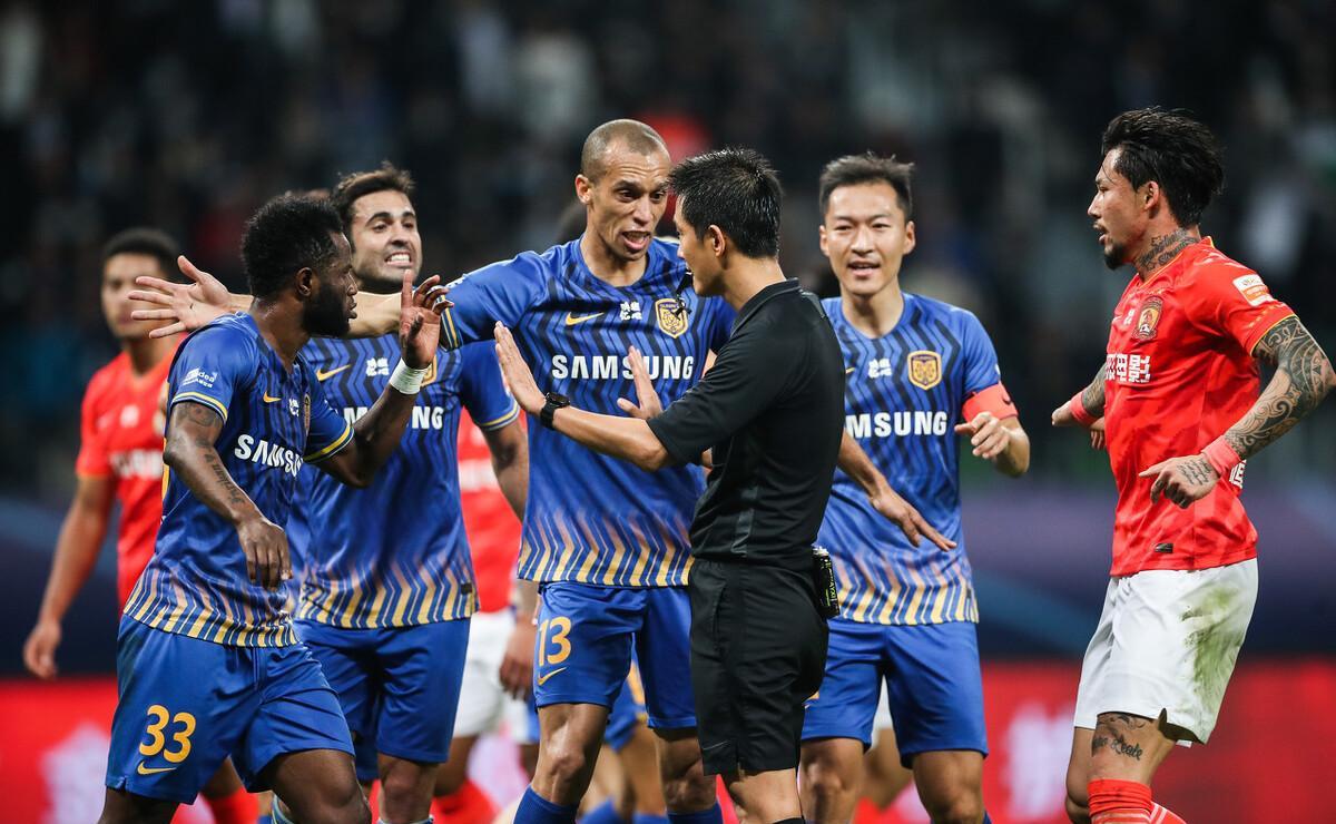 恒大负苏宁：广州恒大队不敌江苏苏宁队，遭受挫折