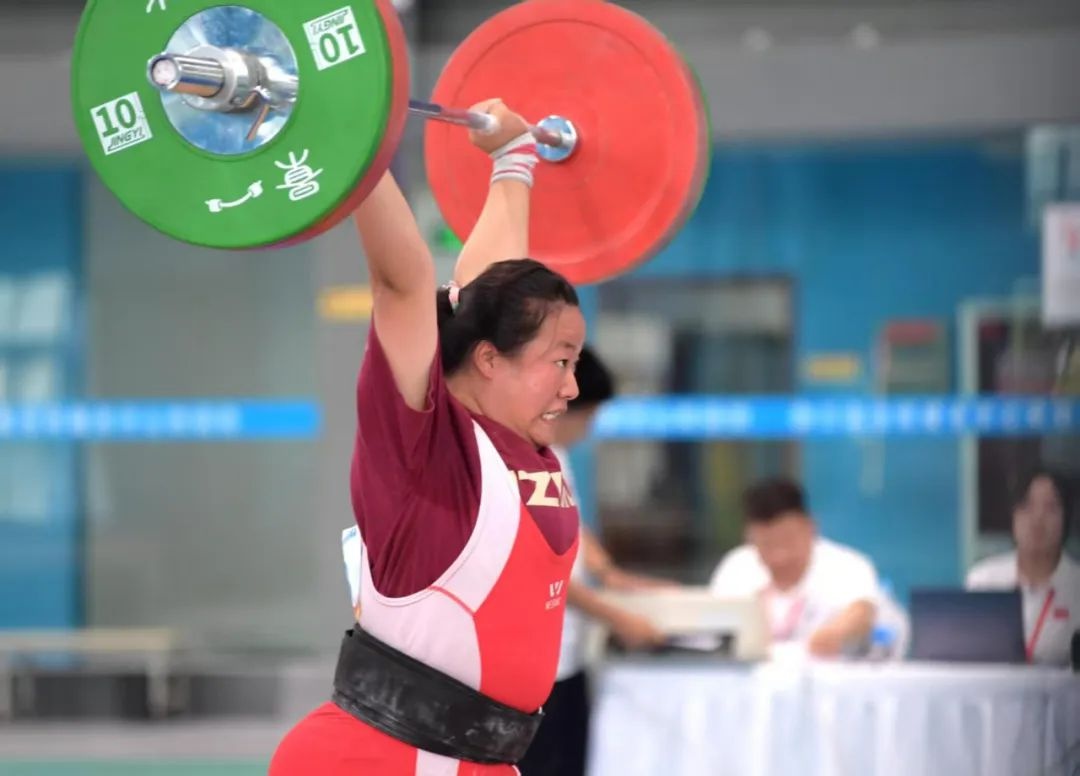 举重比赛中选手们力量大爆发夺冠 举重比赛中选手们力量大爆发夺冠