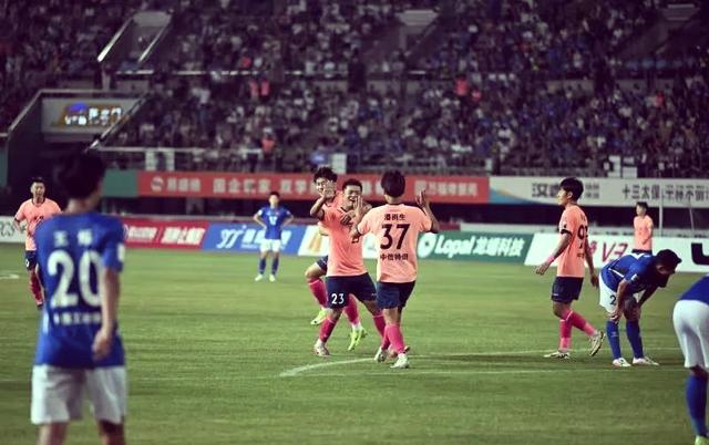 足球赛场挑战不断,球队备战备受瞩目 足球赛场挑战不断,球队备战备受瞩目