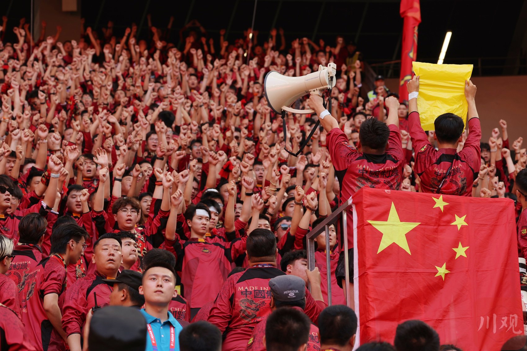 足球赛场挑战不断,球队备战备受瞩目 足球赛场挑战不断,球队备战备受瞩目