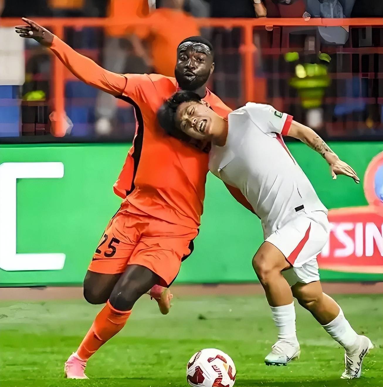 伯恩茅斯队员突破封防,助球队轻松取胜 伯恩茅斯队员突破封防,助球队轻松取胜