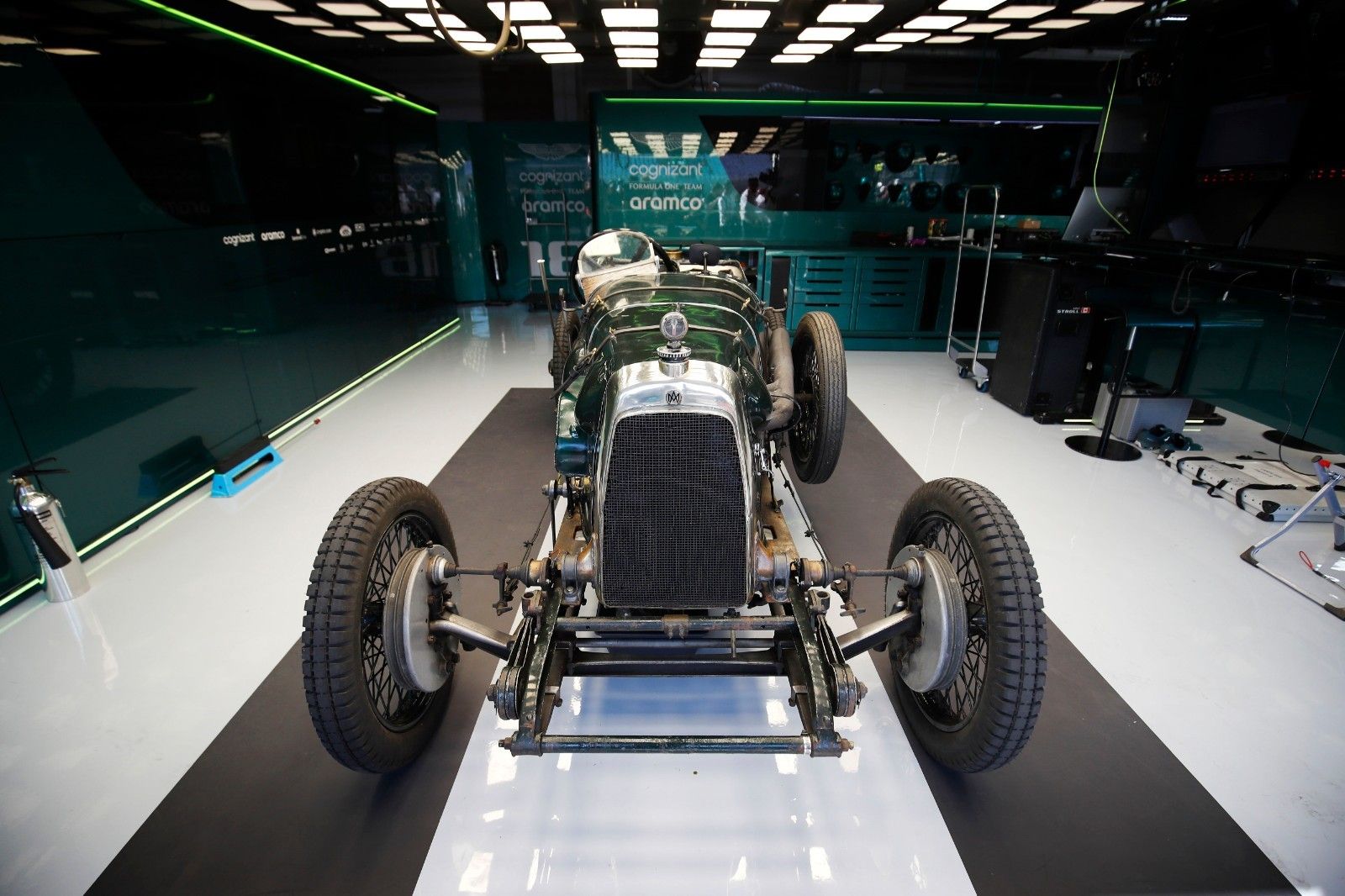 阿斯顿马丁翻盘哈斯车队，塞恩斯统治全场的简单介绍