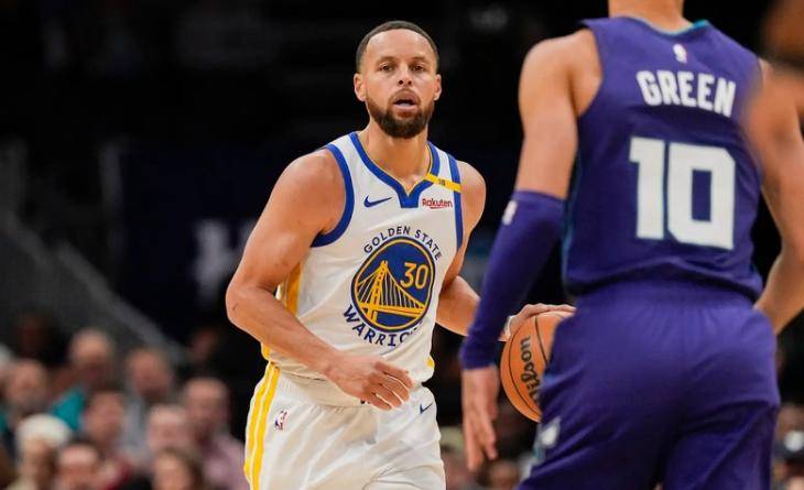 76人轻取福建队，库里关键制胜